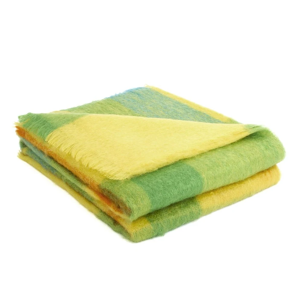 Plaid Mohair Arlequin plié sur fond blanc
